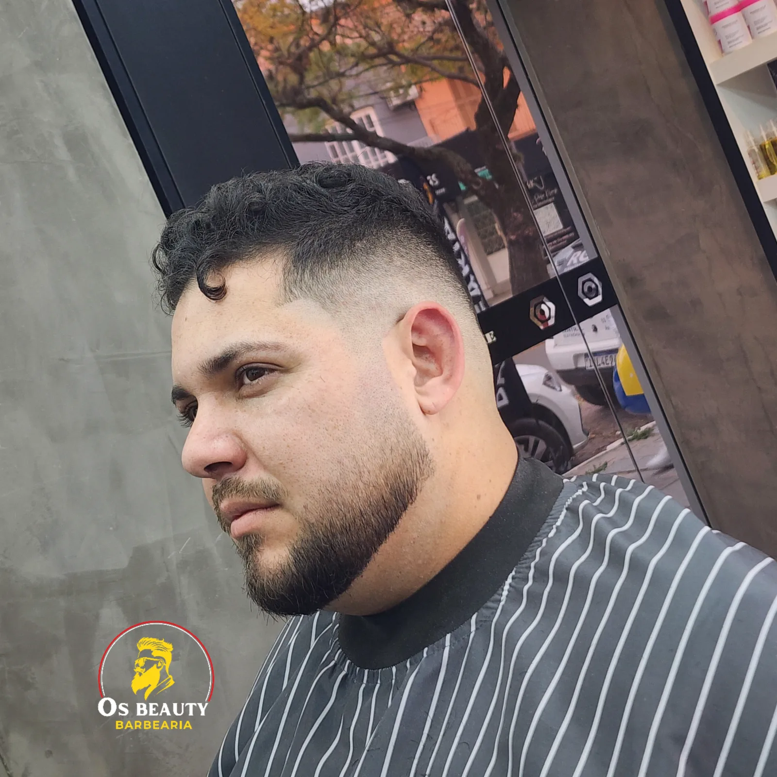 Cliente com cabelo e barba finalizados na OS BEAUTY