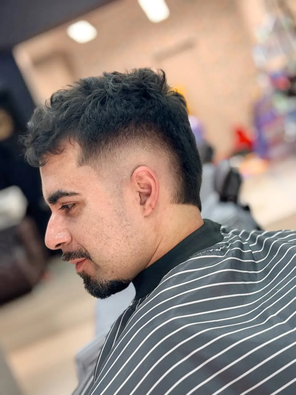Detalhe de corte masculino com laterais curtas
