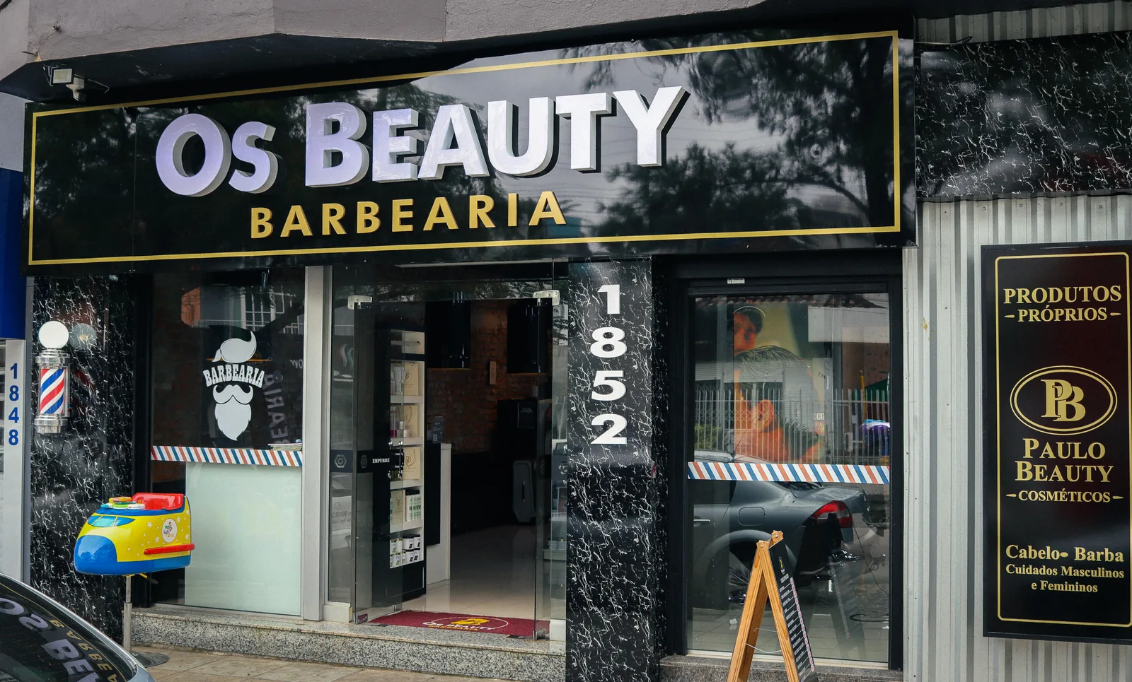 Fachada e entrada da OS BEAUTY Barbearia na Av. Tupi Silveira