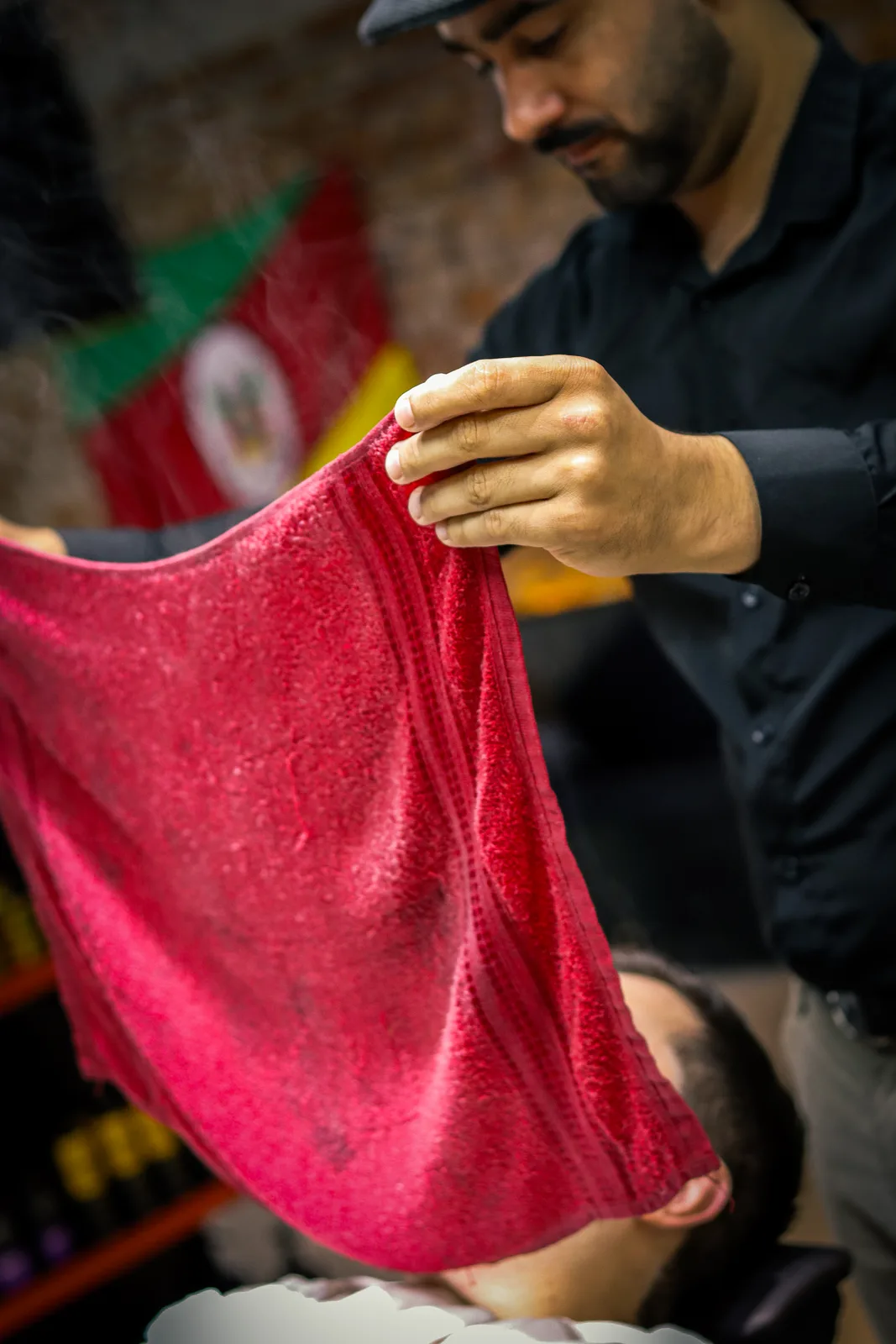 Atendimento de barba com toalha na OS BEAUTY