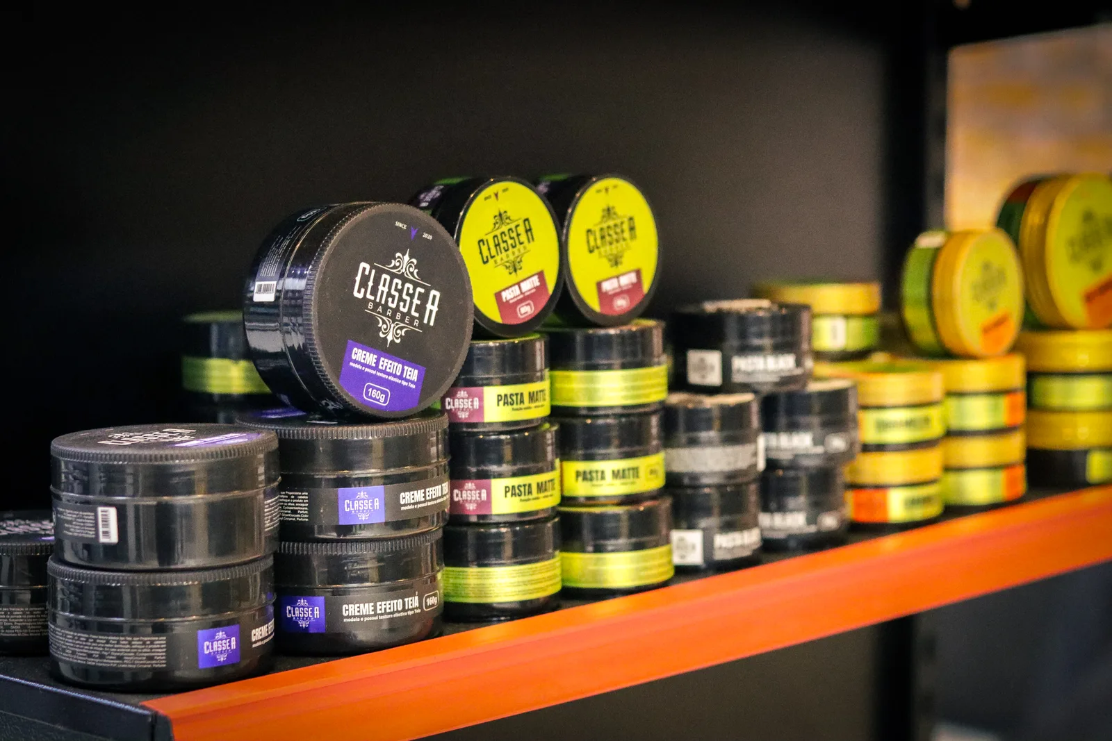 Pomadas e produtos capilares na prateleira da OS BEAUTY