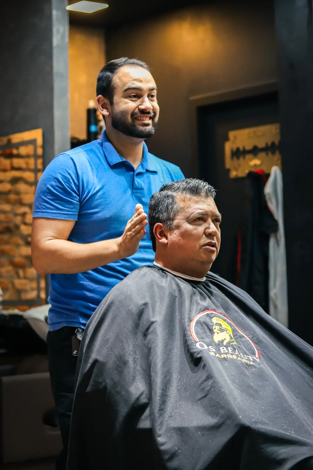 Barbeiro cortando o cabelo de cliente na OS BEAUTY